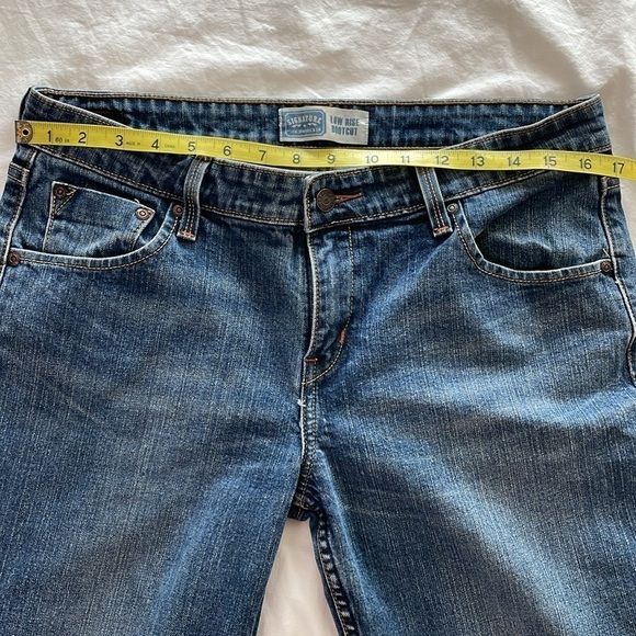 LEVI’S SIGNATURE Women’s 12 Short Low Rise Boot Cut  Jeans Y2K Classic Denim - Picture 11 of 11